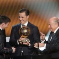 Lionel Messi Menerima Trofi FIFA Ballon d'Or Gala 2012