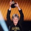 Pia Sudhage Terima Trofi FIFA World Coach of Women's Football 2012