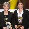 Pia Sudhage dan Abby Wambach Berfoto Bersama