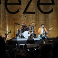 Penampilan Weezer di Konser 'Blue Album Night'