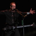 Aksi Scott Shriner Weezer di Konser 'Blue Album Night'