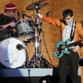 Penampilan Weezer di Konser 'Blue Album Night'