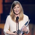 Ellen Pompeo Terima Piala Favorite Dramatic TV Actress