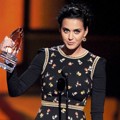 Katy Perry Terima Piala Favorite Female Artist