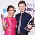 Lea Michele dan Chris Colfer Berfoto dengan Pialanya