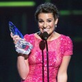 Lea Michele Terima Piala Favorite Comedic TV Actress
