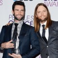 Maroon 5 Berfoto dengan Pialanya