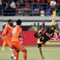 Hilton Moreira Melakukan Tendangan Salto ke Arah Gawang Persisam