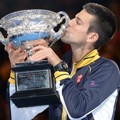 Novak Djokovic Mencium Piala Juara Australia Terbuka 2013
