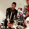 Novak Djokovic Membagikan Coklat pada Wartawan yang Hadir Meliput