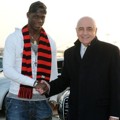 Mario Balotelli Bersalaman dengan Wakil Presiden AC Milan Adriano Galliani