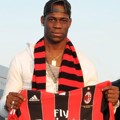 Mario Balotelli Pamerkan Seragam Barunya di AC Milan