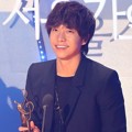 Lee Seung Gi Raih Piala Mobile Popularity
