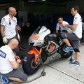 Para Teknisi Menyiapkan Motor Jorge Lorenzo