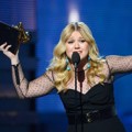 Kelly Clarkson Raih Piala Best Pop Vocal Album