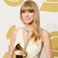 Taylor Swift Raih Piala Best Song Written for Visual Media