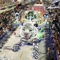 Penampilan Peserta Karnaval dengan Tema Harimau Terbang