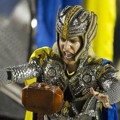 Ekspresi Peserta Karnaval dengan Tema Viking