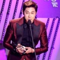 U-Know Yunho TVXQ Terima Piala Album of The Year Kuartal 4