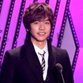 Lee Seung Gi Terima Piala Songs of the Year Bulan Desember