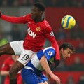 Danny Welbeck Berebut Bola dengan  Stephen Kelly