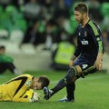 Sergio Ramos Berhadapan Langsung dengan Kiper Real Betis Adrian San Miguel