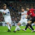 Sergio Ramos dan Xabi Alonso Mengepung Pergerakan Ryan Giggs