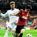 Sergio Ramos Berebut Bola dengan Shinji Kagawa