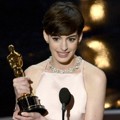 Anne Hathaway Raih Piala Best Actress in a Supporting Role