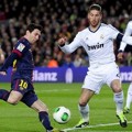 Pergerakan Lionel Messi Dihadang Sergio Ramos