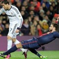 Gerard Pique Berusaha Jatuhkan  Cristiano Ronaldo