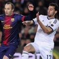 Andres Iniesta Berebut dengan Alvaro Arbeloa