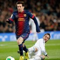 Lionel Messi Berebut Bola dengan Gonzalo Higuain