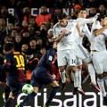 Lionel Messi Lakukan Tendangan Bebas