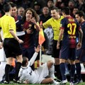 Carles Puyol Melakukan Protes Terhadap Wasit
