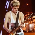Niall Horan Memainkan Gitar Elektrik di Konser London