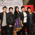 Fairuz A. Rafiq dan Miladian Band Saat Peluncuran Single 'Pengalaman Pertama'