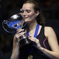Tine Baun Mencium Trofi Kemenangannya