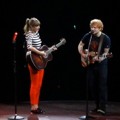 Taylor Swift Berkolaborasi dengan Ed Sheeran di Konser Tur 'Red'