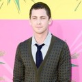 Logan Lerman di Orange Carpet Kids Choice Awards 2013