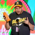 Adam Sandler Raih Piala Favorite Voice From an Animated Movie