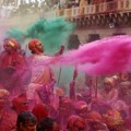 Orang-orang Melemparkan Bubuk Warna Selama Festival Berlangsung