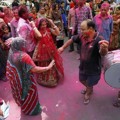 Kegembiraan Umat Hindu Merayakan Festival Warna