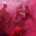 Perayaan Festival Warna di Dalam Kuil