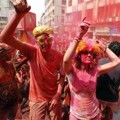 Turis Asing Ikut Gembira di Festival Warna di Guwahati India