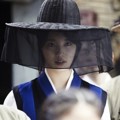 Dam Yeo Wool Memakai Cadar di Tengah Keramaian