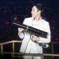 Micky Yoochun Membawa Senapan Mainan Saat Konser
