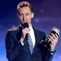 Tom Hiddleston Raih Piala Best Villain