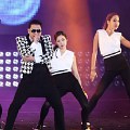 Aksi PSY dan Para Penari di Konser 'Happening'
