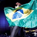 Penampilan Eunhyuk dengan Membawa Bendera Brazil